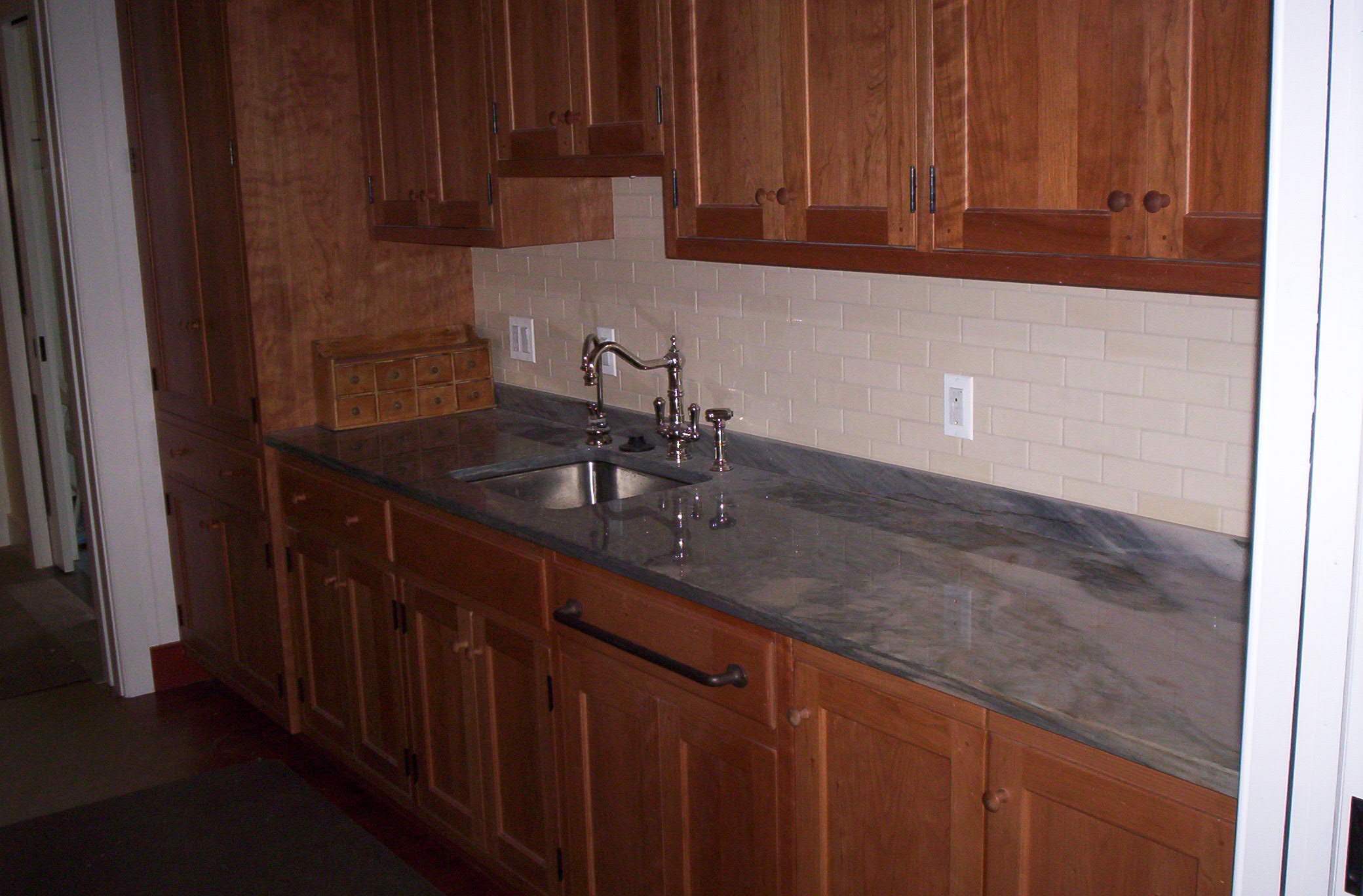 cherry kitchen cabinets